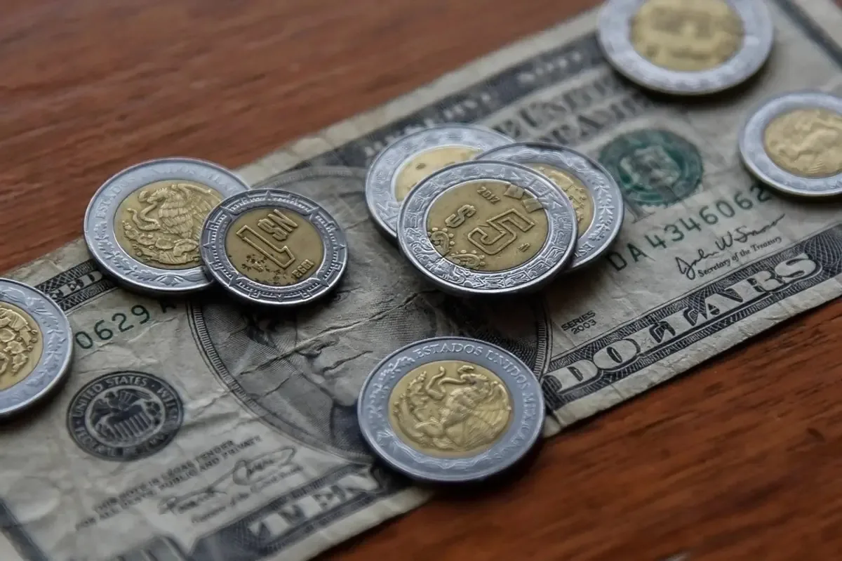 La depreciación del peso ante el dólar crece tras tensiones en Oriente Medio y declaraciones de Trump.
