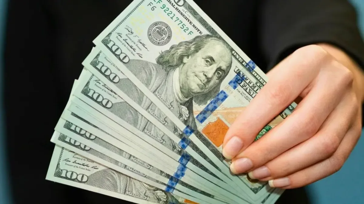 El dólar presenta leve aumento, mientras el peso mexicano sigue una tendencia de fortaleza en el largo plazo.