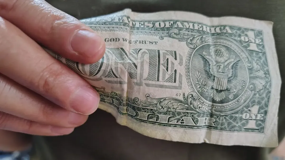 La caída del peso se relaciona con tensiones internacionales entre Estados Unidos e Irán.