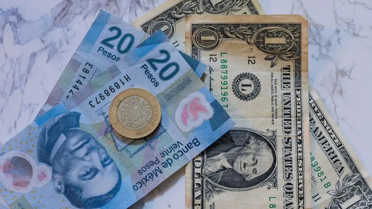 La ligera depreciación del peso afecta las compras y cambios de divisa.