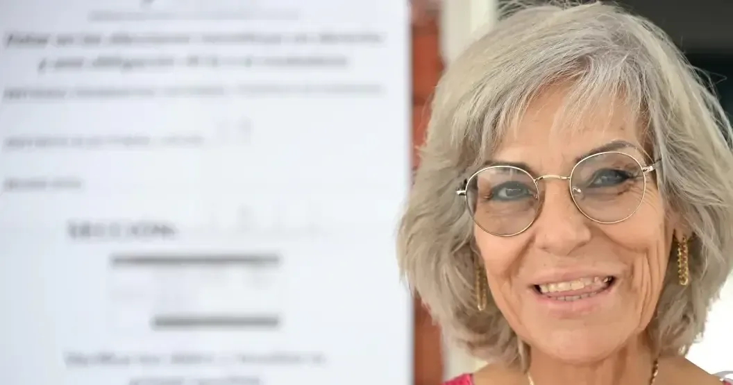 Una mujer de 70 años enfrenta obstáculos para ejercer su derecho al voto en las elecciones recientes.