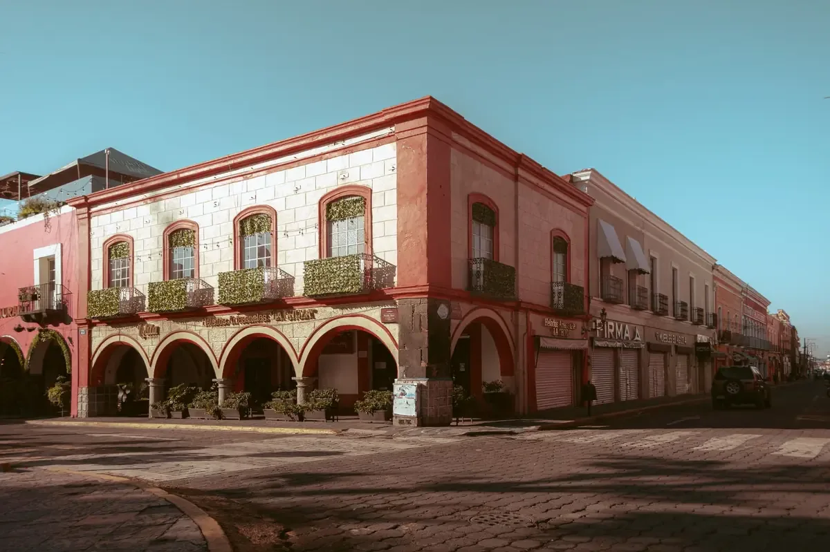La Carrera Panamericana atrae a miles en Atlixco, destacando regreso de una aficionada histórica.