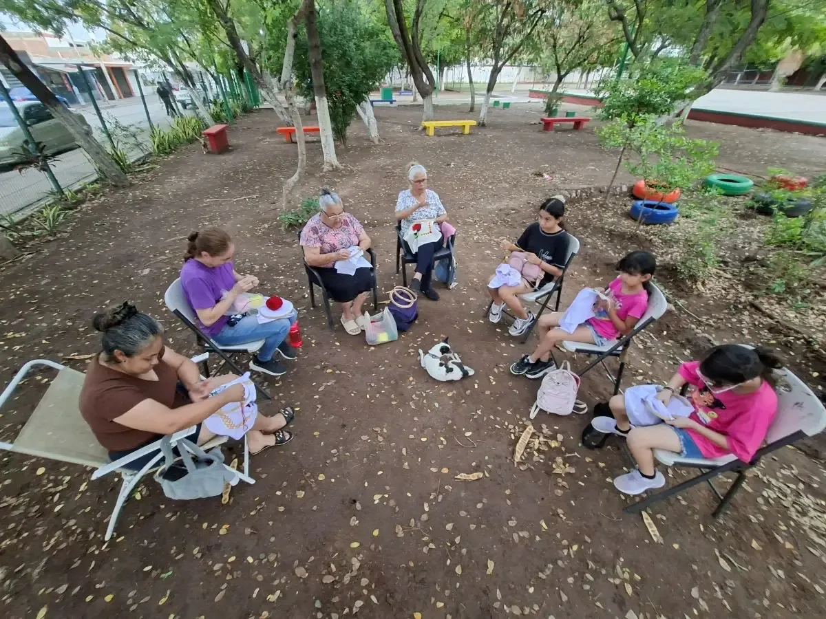 El taller de bordado de Doña Rosita fomenta la tradición y la convivencia en Culiacán.