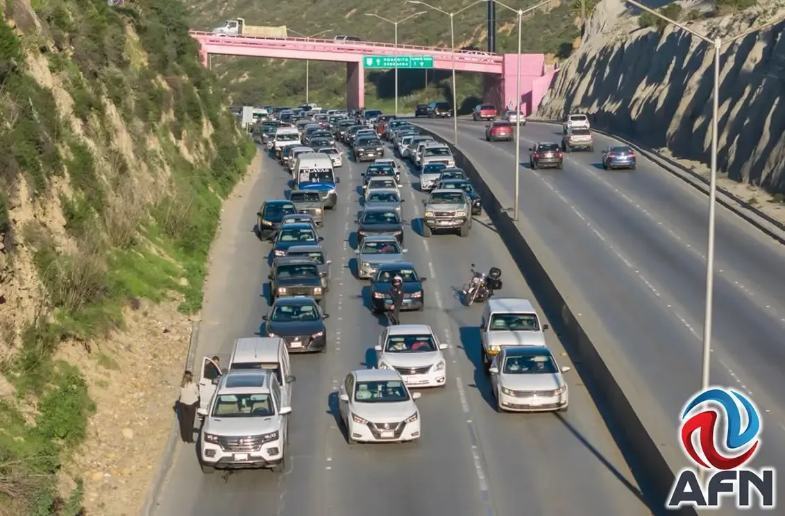 Doble choque por alcance afectó el tráfico en Playas de Tijuana esta mañana.