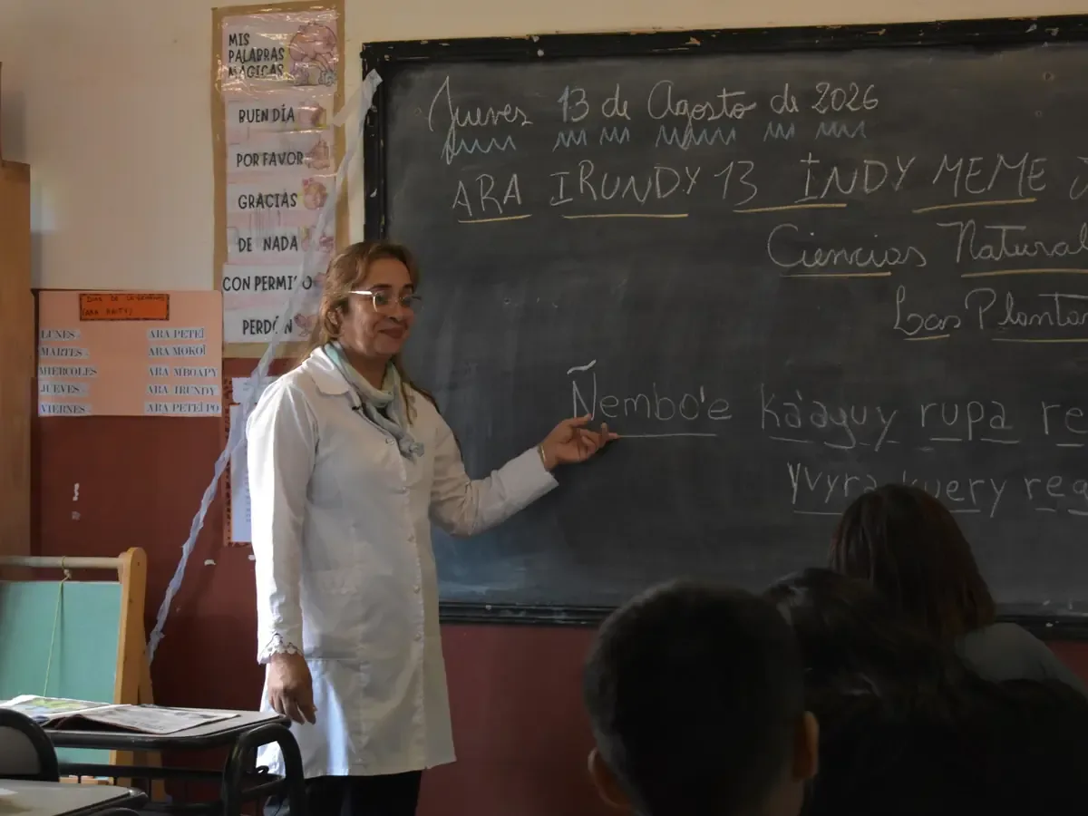 La maestra Roxana Acosta utiliza guaraní para fomentar el aprendizaje y el desarrollo cultural en la comunidad mbya guaraní.
