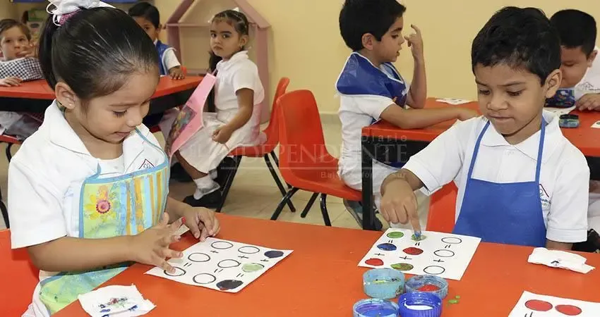 "Docentes de BCS durante la rueda de prensa sobre la educación preescolar obligatoria."