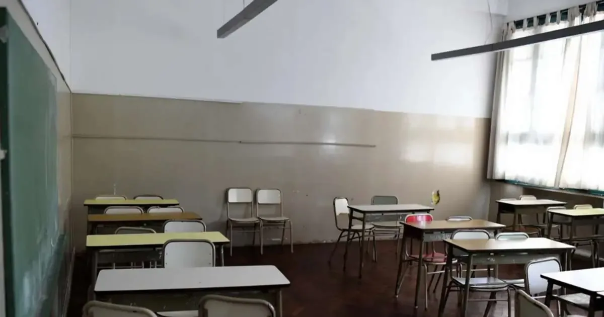 El paro busca exigir mejoras salariales y la reapertura de negociaciones paritarias en la provincia.