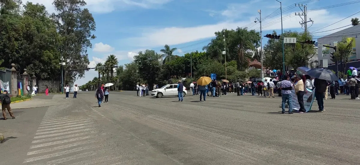 La protesta busca entregar un pliego petitorio por la dignificación del trabajo docente en Michoacán.