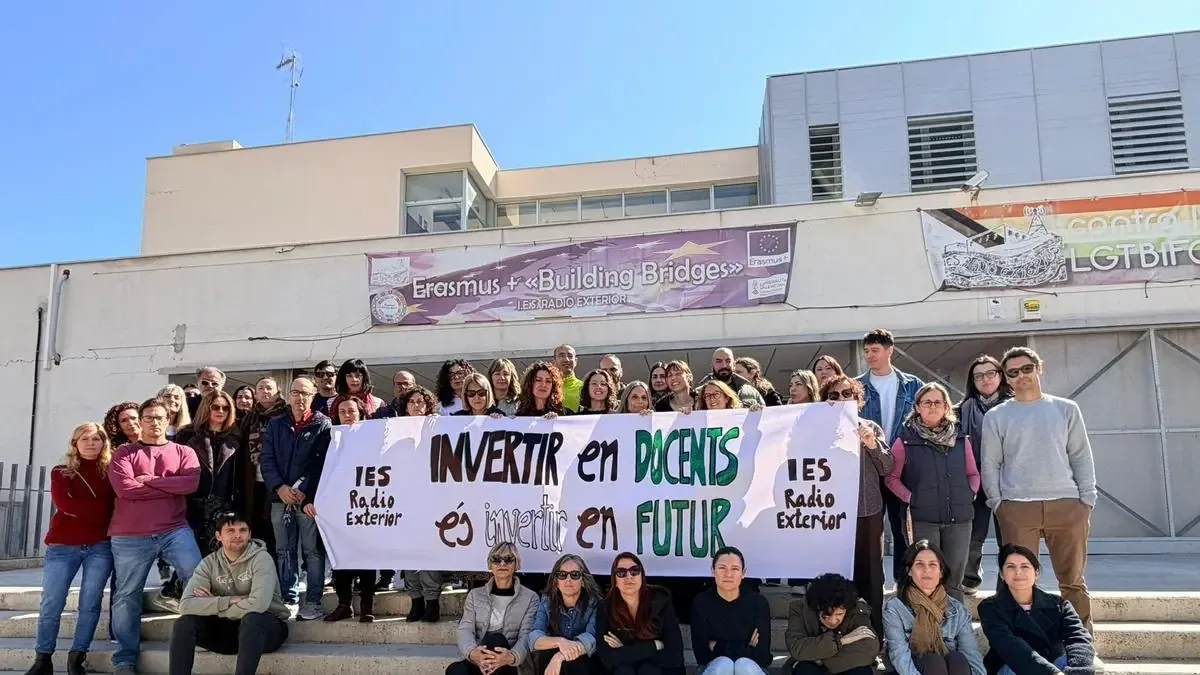 Docentes de la Comunidad Valenciana claman por mejores condiciones laborales y recursos para estudiantes en situación de vulnerabilidad.
