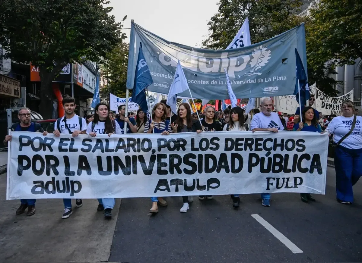 El paro docente busca mayores salarios y presupuesto para universidades tras la caída del poder adquisitivo.