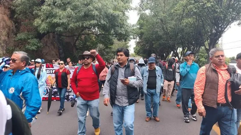 La movilización busca proteger a maestros ante creciente violencia en la región indígena.