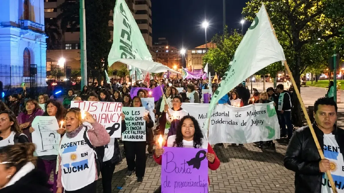 La marcha en Jujuy resalta la situación de vulnerabilidad en el sector educativo tras el asesinato de una docente.
