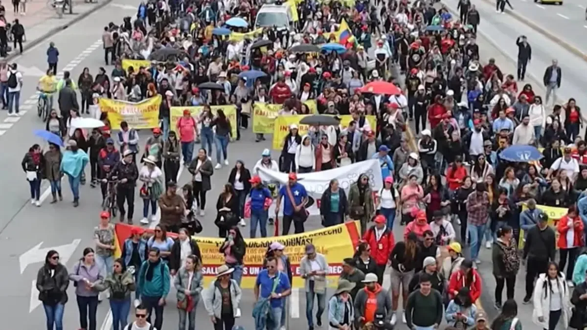 Docentes protestan contra políticas educativas que consideran perjudiciales para la enseñanza.