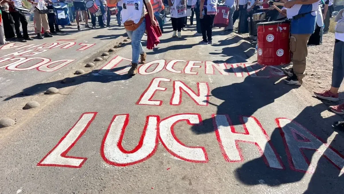 Docentes realizan volanteadas por bajos salarios y problemas en escuelas en la segunda jornada de paro.