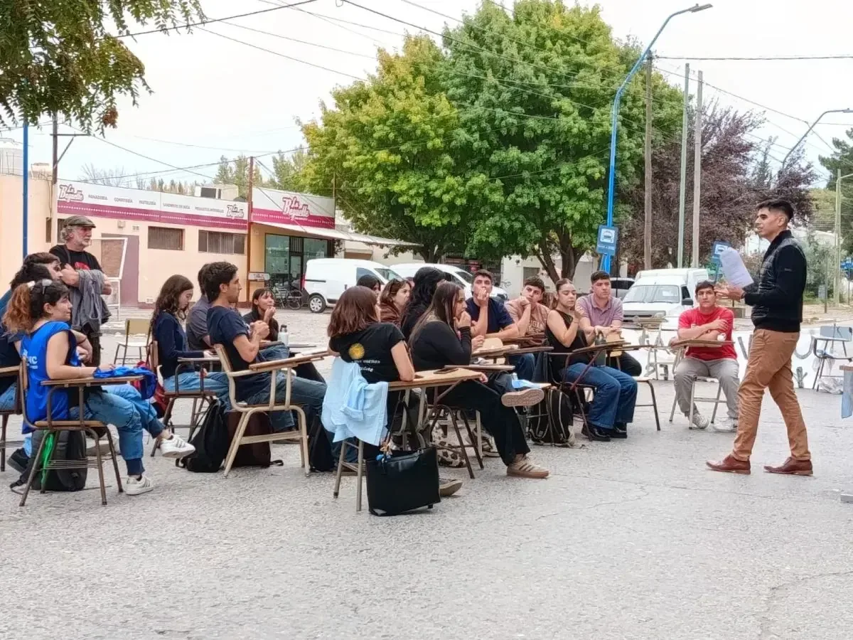 Docentes y estudiantes exigen atención ante el deterioro y falta de presupuesto en la educación pública.