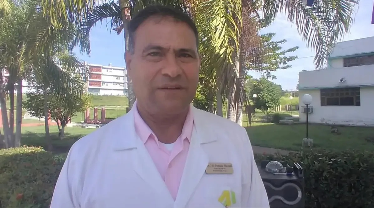 El doctor Omelio Fontaine es premiado por su dedicación y excelencia en la atención a pacientes.