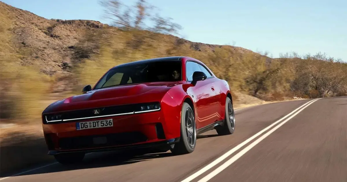 El icónico muscle car estadounidense presenta su versión renovada en Europa, sin el tradicional motor HEMI.