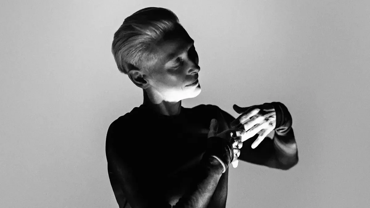La presentación artística de Tilda Swinton celebra la conexión entre la creación enológica y el arte contemporáneo.