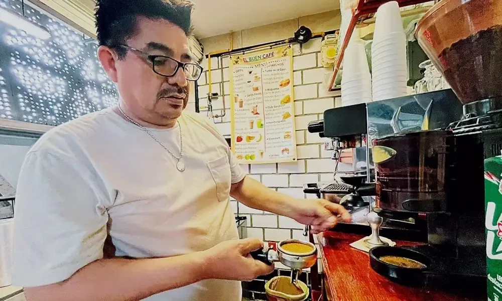 Don Gonzalo Masariel transforma la cultura cafetera en el mercado Pino Suárez.