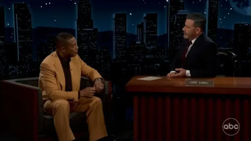 Don Lemon durante su aparición en el programa de Jimmy Kimmel tras su arresto.