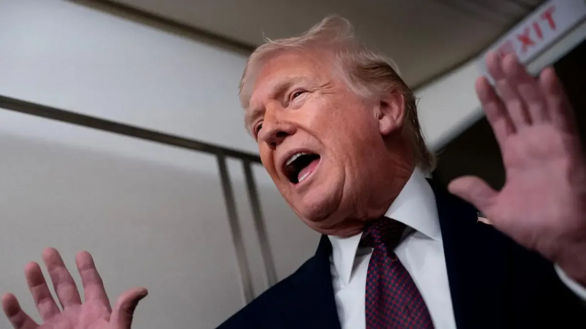 Donald Trump anuncia la reducción de precios de gasolina en un video musical.