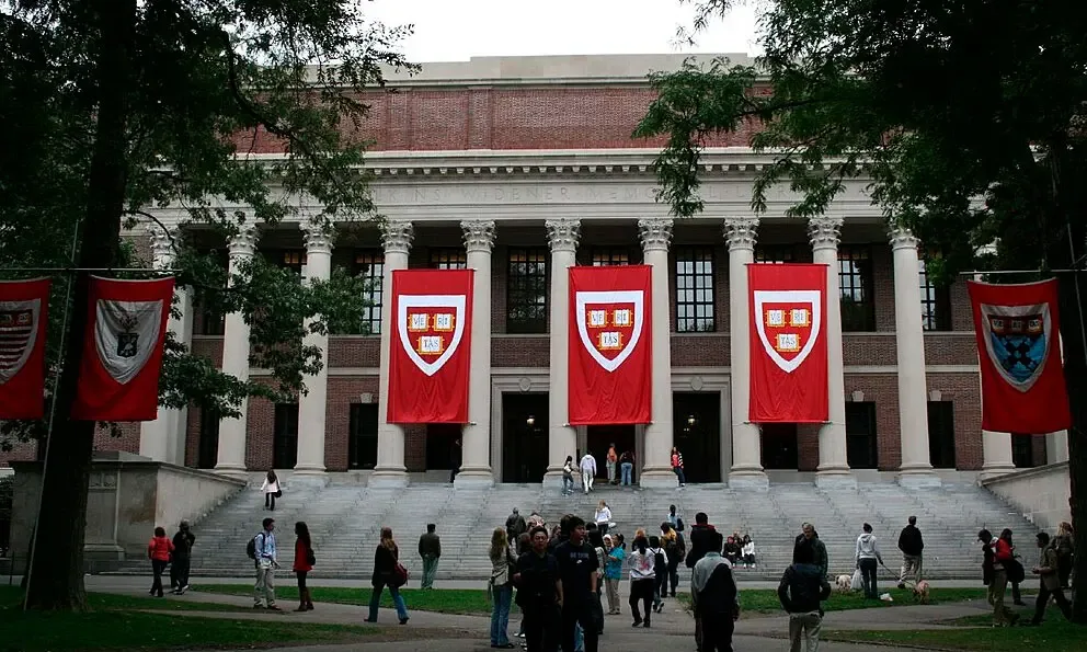 "Donald Trump anuncia su demanda contra la Universidad de Harvard."
