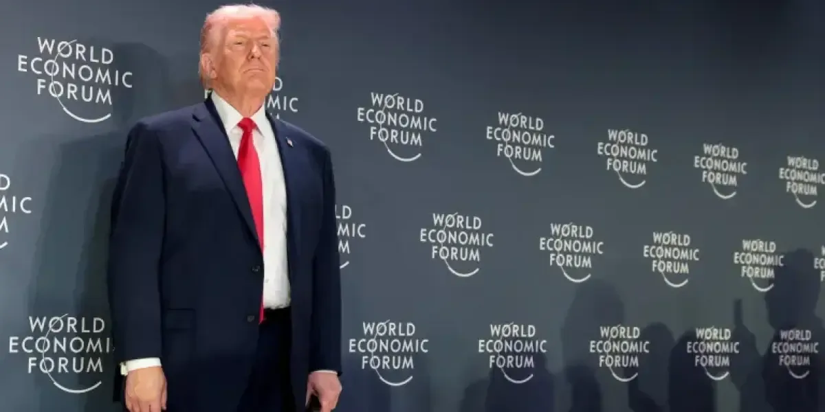 "Donald Trump durante su discurso sobre políticas comerciales en EE. UU."