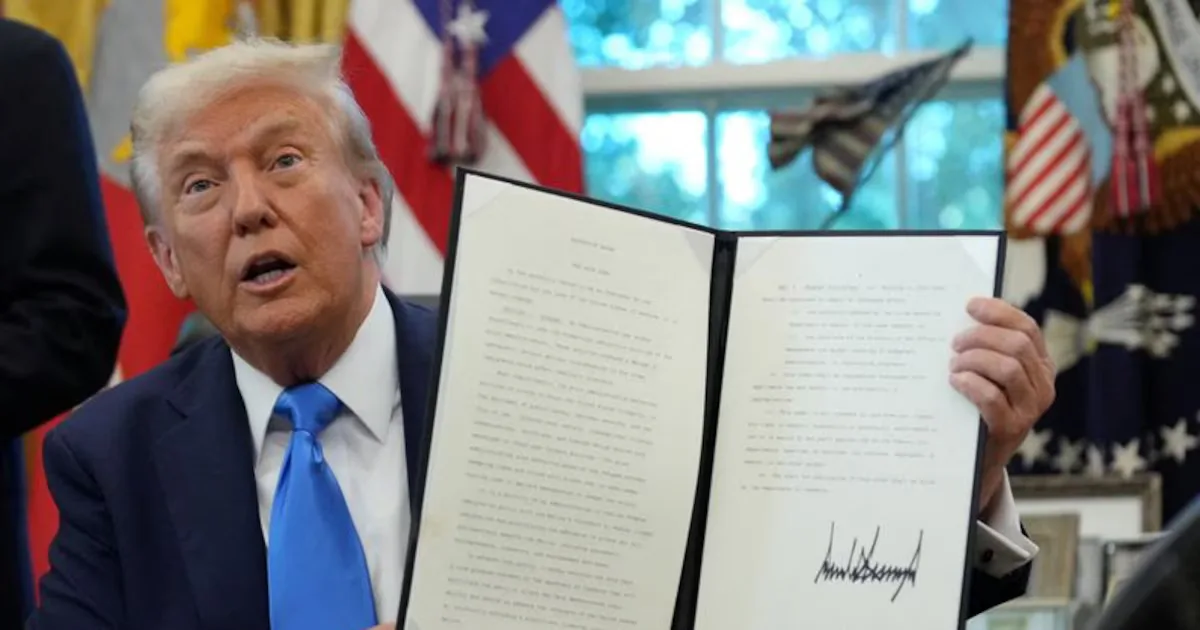 Donald Trump firma la orden ejecutiva en la Casa Blanca sobre Cuba.