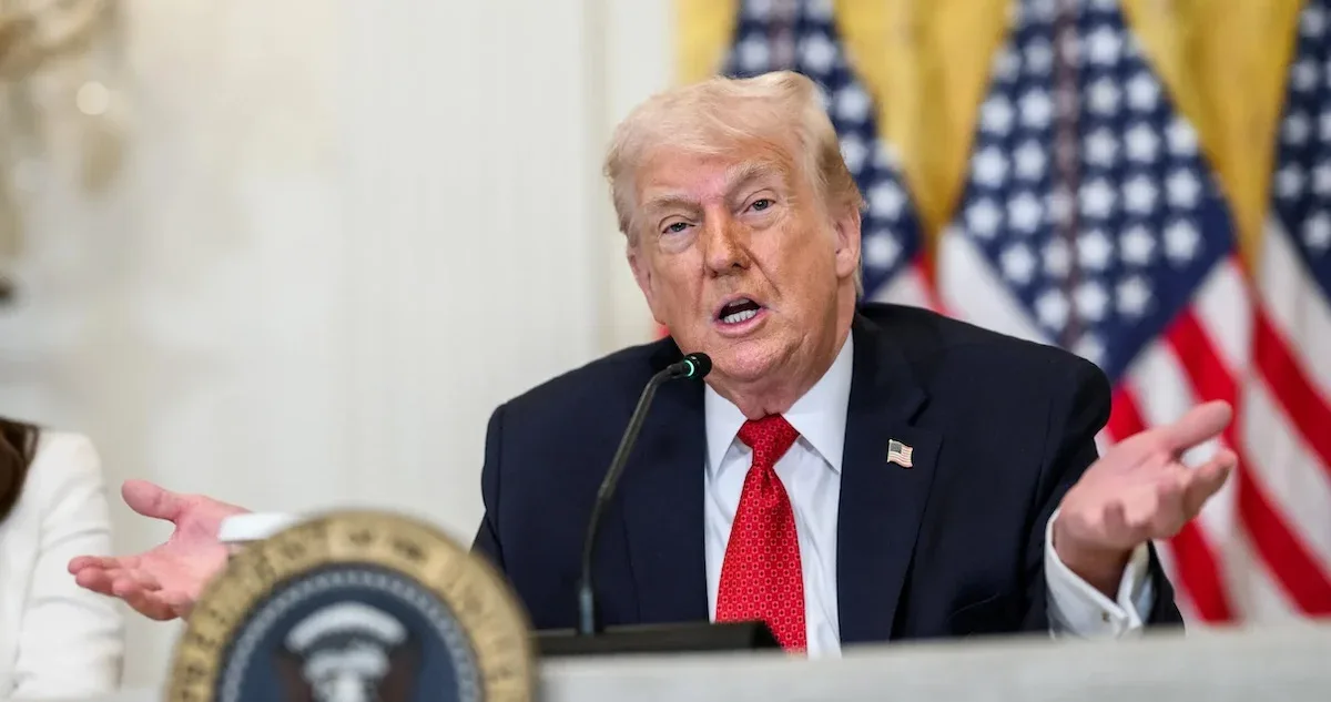 Donald Trump mostrando un mapa de anexión en el Despacho Oval.