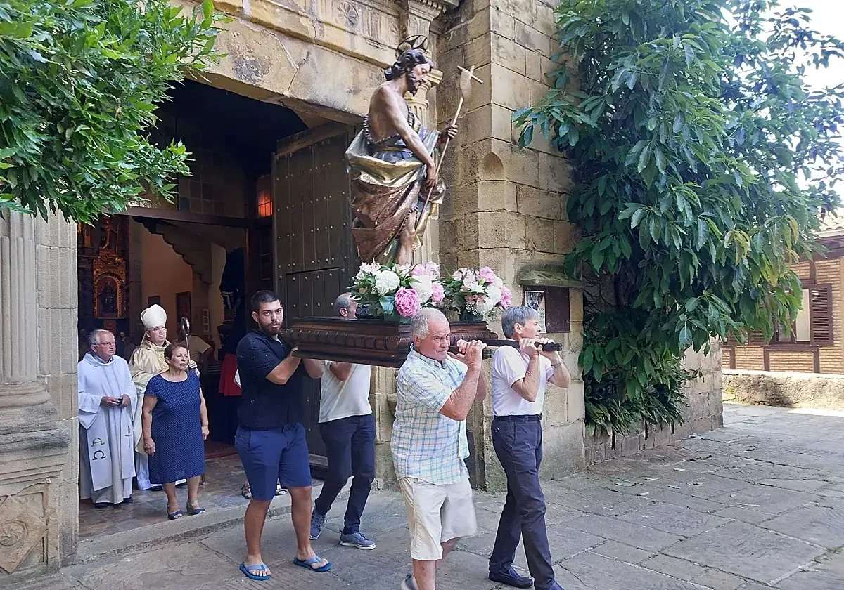 Las fiestas patronales de Donibane rinden tributo a su párroco y a la comunidad, aunque algunos eventos fueron cancelados por el calor.