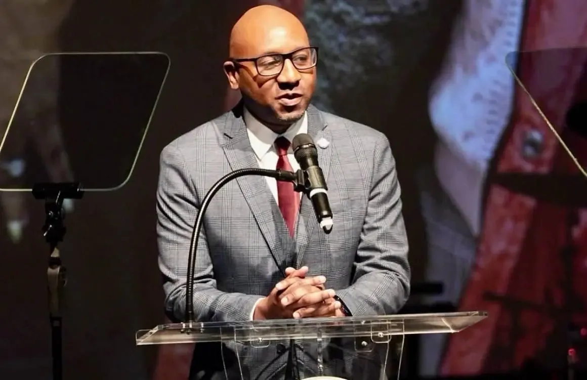 Donovan Richards Jr. expresa su pesar y reafirma la necesidad de prevenir la violencia armada en la comunidad.