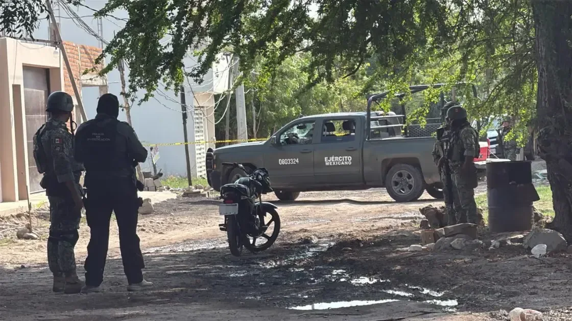 La agresión ocurrió mientras los jóvenes viajaban en motocicleta, dejando a uno herido y al otro trasladado a un hospital.