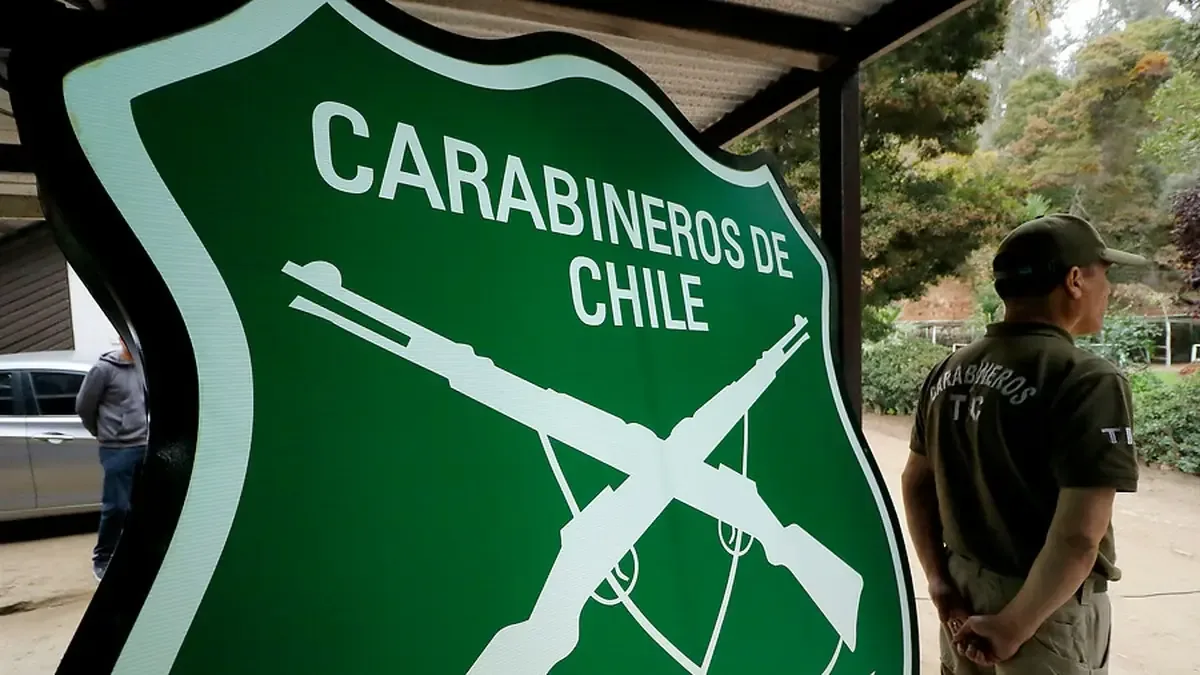 La existencia de drogas y billetes falsos en comisarías plantea dudas sobre la integridad de la institución de Carabineros.