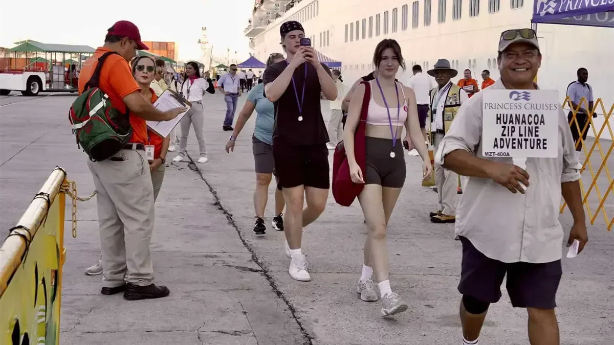 La llegada de cruceros impulsa la economía local y el turismo en Mazatlán.
