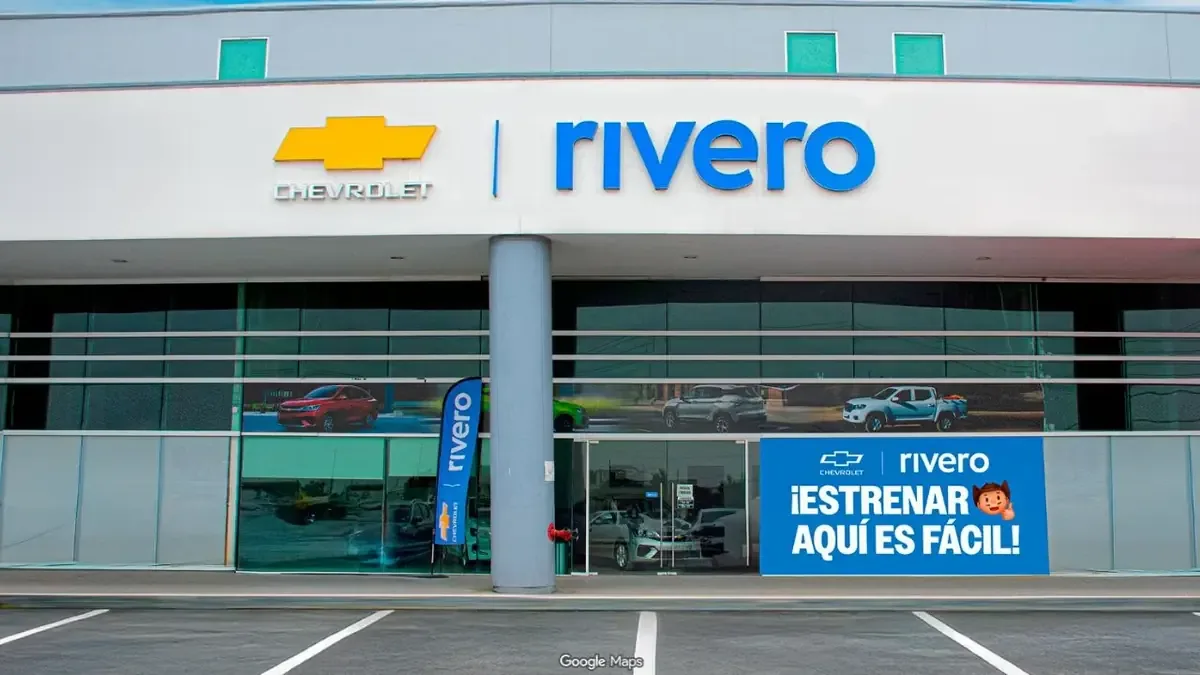 Dos delincuentes armados someten a guardia en una agencia automotriz, pero no logran abrir la caja fuerte.