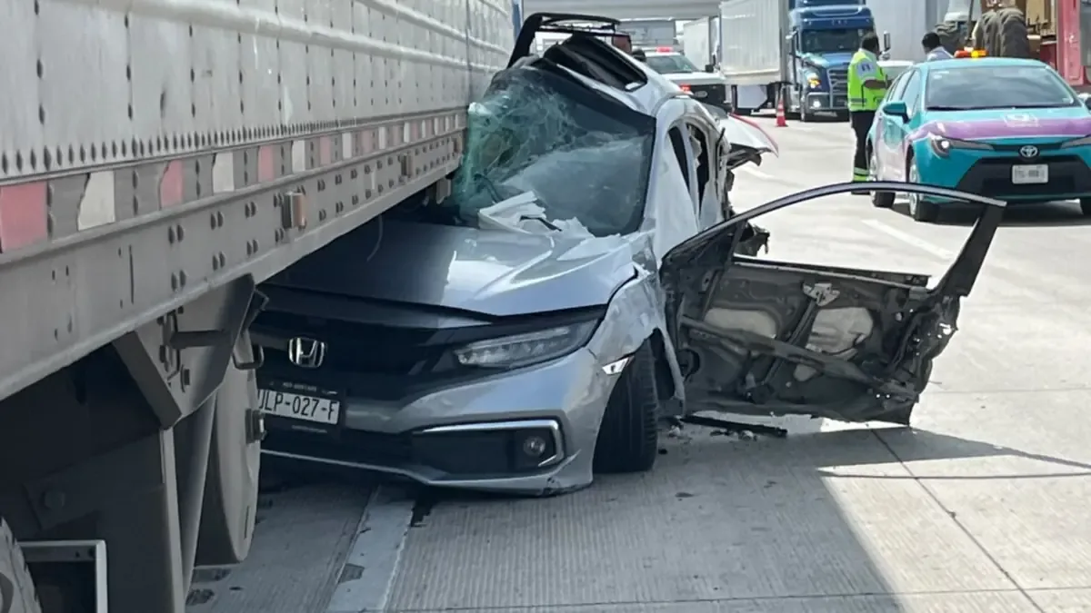 Un menor fue trasladado a un hospital luego del choque en la autopista México-Querétaro.