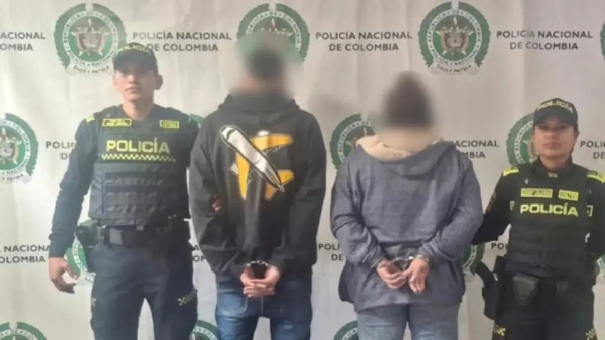 La Policía Metropolitana de Bogotá logró la captura de dos individuos que habían robado vehículos y mantenido a una persona retenida.