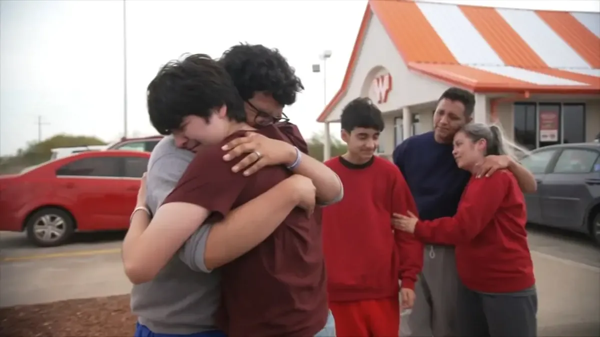Dos hermanos, parte de una banda de mariachi reconocida, son reunidos tras críticas bipartidistas.