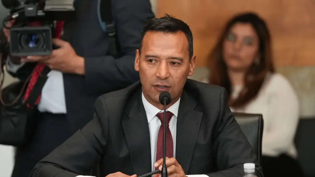 Dos integrantes de un cartel de narcotráfico se desmovilizan y se incauta armamento en un operativo militar.