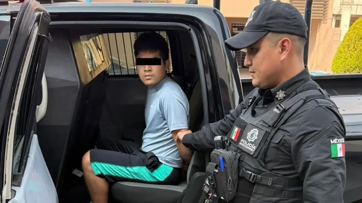 Dos jóvenes fueron arrestados por posesión de mariguana y portar placas robadas, en un operativo de seguridad municipal.