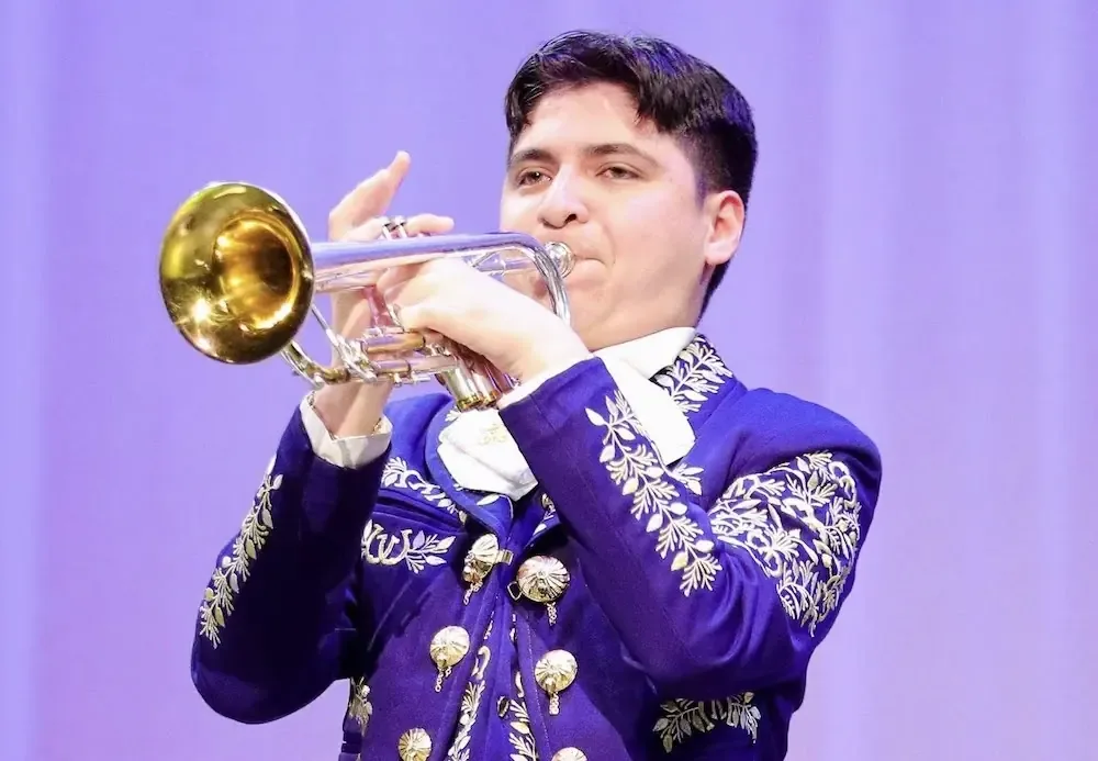 Dos jóvenes músicos enfrentan deportación tras ser reconocidos en el Capitolio.