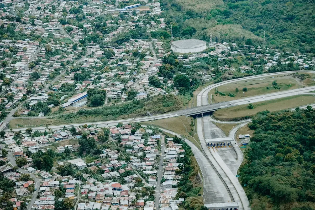 El accidente ocurrido en la carretera Tijuana-Tecate dejó a dos heridos graves y a otros dos con lesiones menores, según reportes.