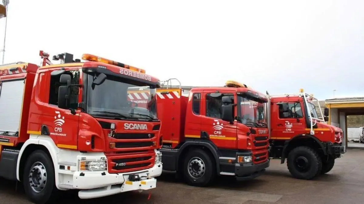 Un fuego en la cocina de un cuarto piso dejó a dos mujeres con lesiones leves.