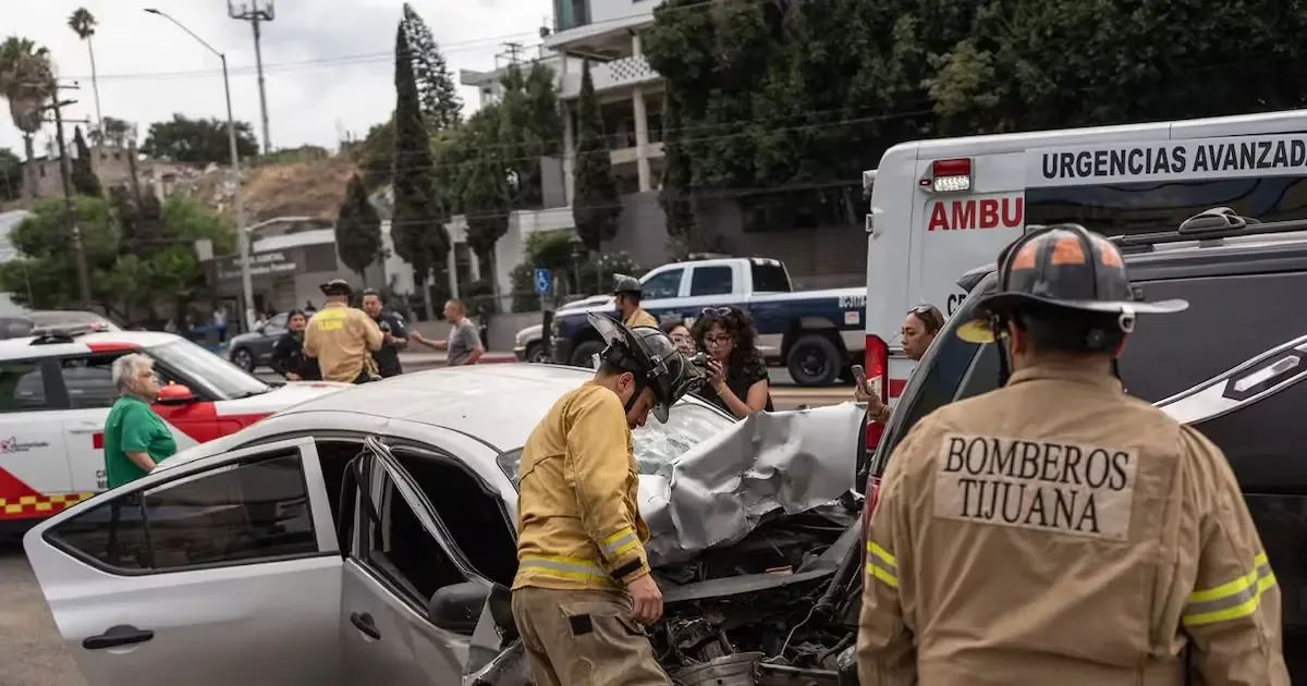 Un accidente en Tijuana dejó a dos mujeres hospitalizadas, generando preocupación por la seguridad en el transporte.