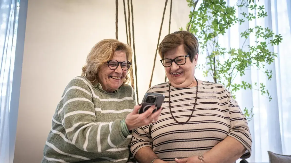 Dos mujeres se reencontraron en un taller en Barcelona que ayuda a los afectados por el Alzheimer y otros deterioros cognitivos.