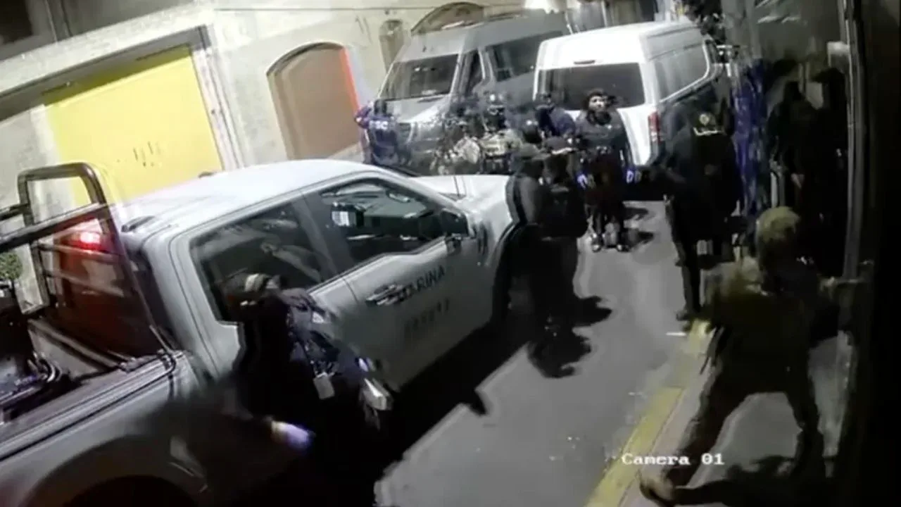 Dos policías en el lugar del cateo en Iztapalapa, donde se reportaron robos.