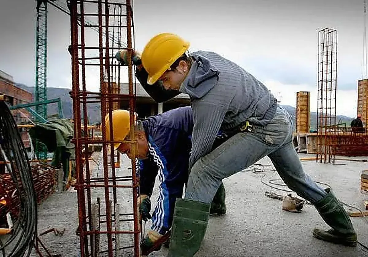 Dos trabajadores fallecieron en accidentes laborales en León, reavivando la preocupación por la seguridad en el trabajo.