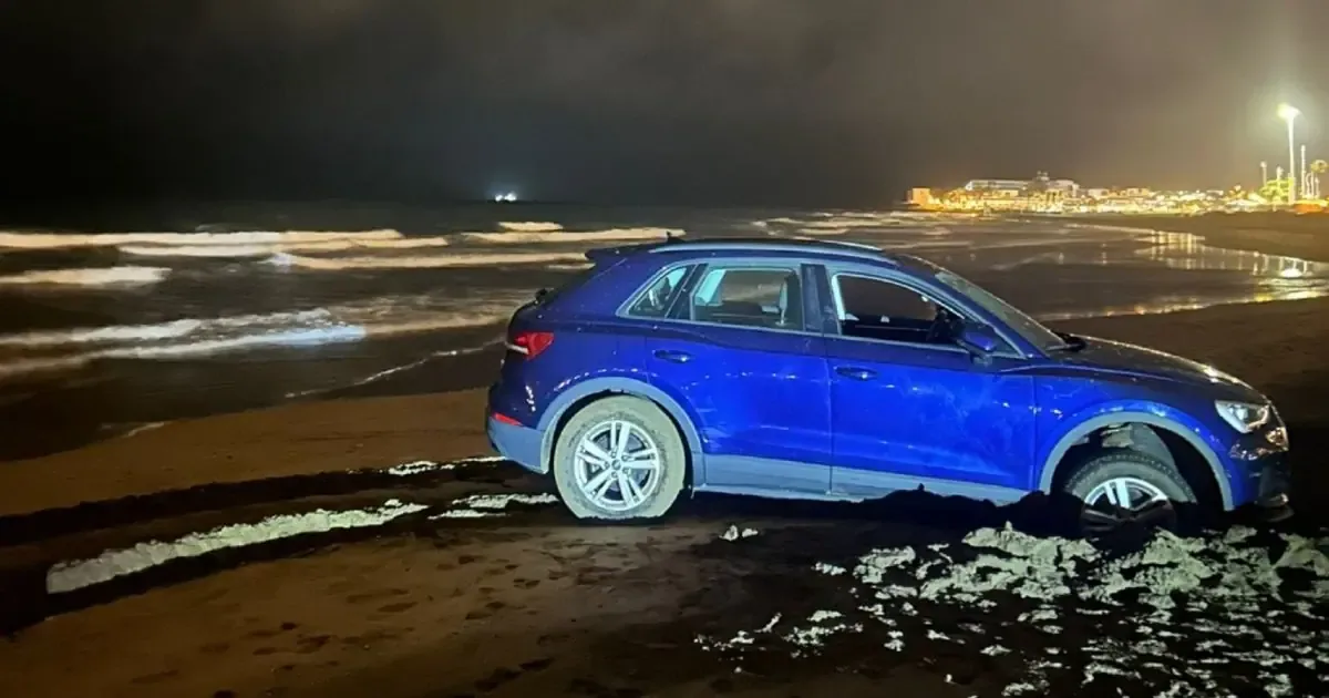 Dos turistas madrileños entraron con su coche a una playa prohibida y necesitaron asistencia de los bomberos.