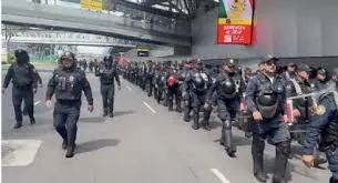 VIDEO | Policías Anti-Motines presentes en AICM por protestas de CNTE