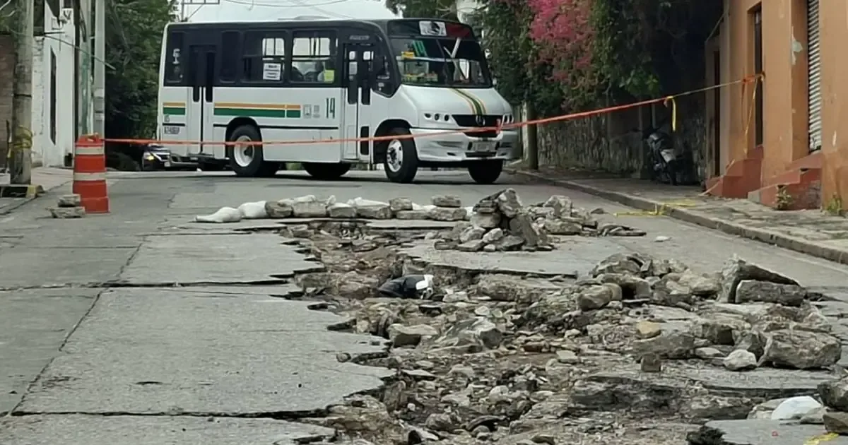 El cierre total de la vialidad afecta gravemente el tránsito vehicular y la economía local.